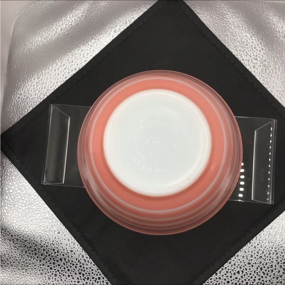 PYREX ANTIQUE RAINBOW STRIPES (PINK) 401 Mixing Bowl Circa 1965 Quantity: 1 - Picture 2 of 12